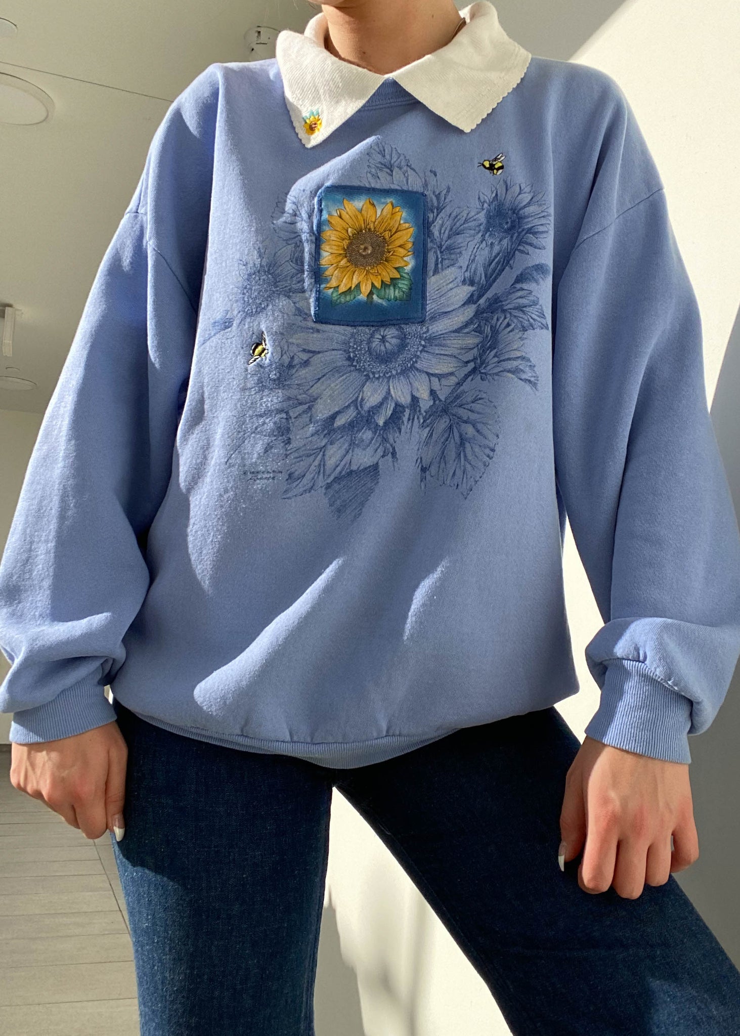80's Periwinkle Sunflower Collared Sweatshirt (M-L)